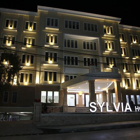ซิลเวีย โฮเทล พรีเมียร์ คูแปง Hotel กูปัง ภายนอก รูปภาพ