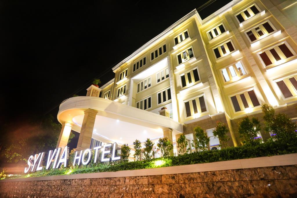 ซิลเวีย โฮเทล พรีเมียร์ คูแปง Hotel กูปัง ภายนอก รูปภาพ