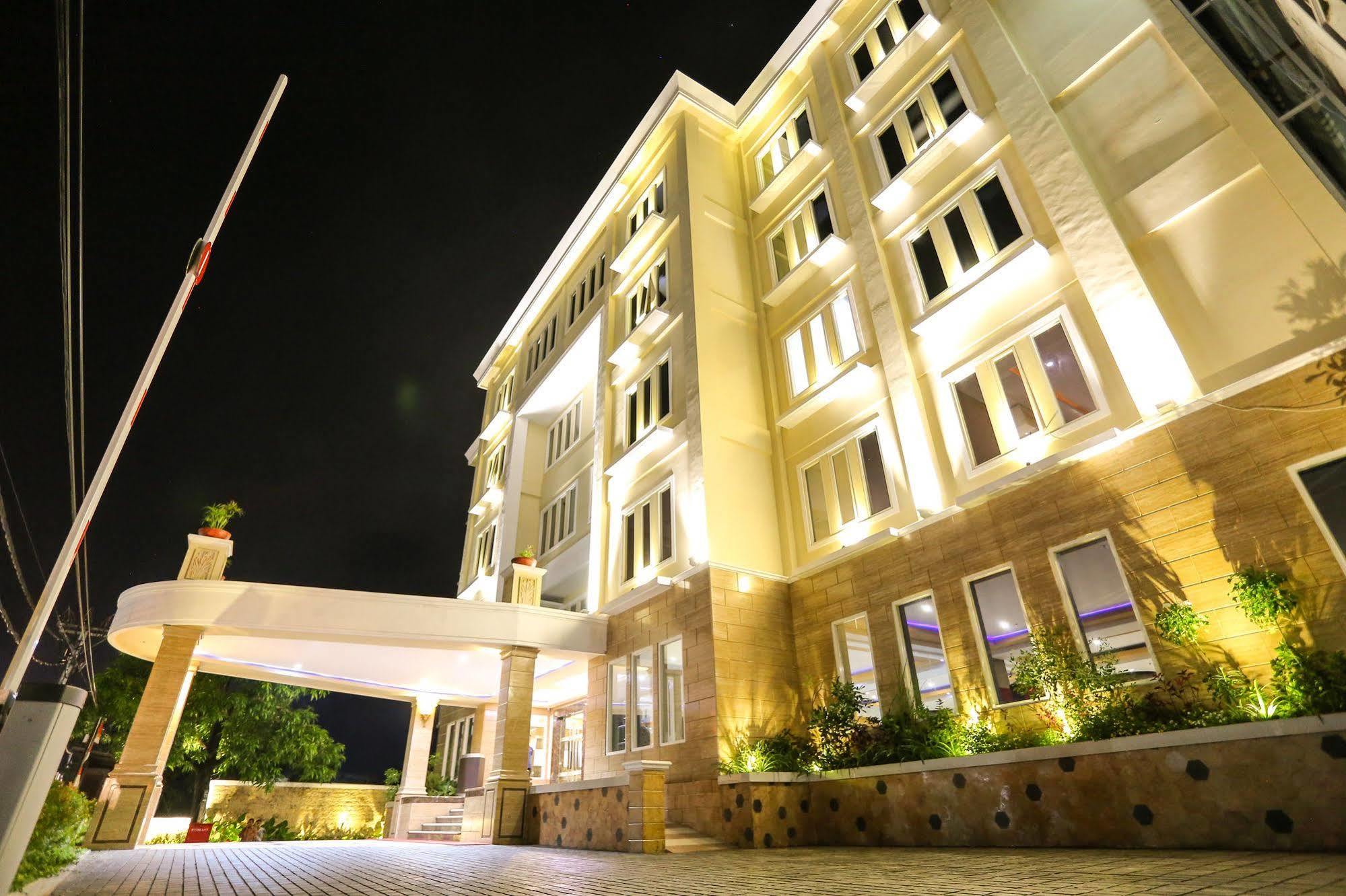 ซิลเวีย โฮเทล พรีเมียร์ คูแปง Hotel กูปัง ภายนอก รูปภาพ
